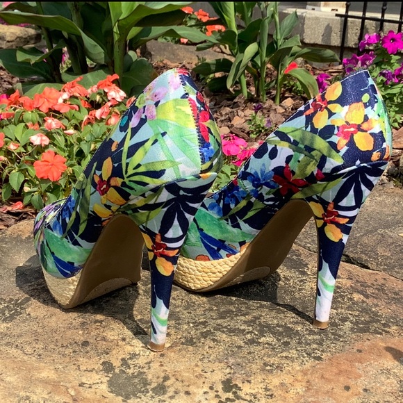 Apt 9 Floral Platform Heels - Size 6 - Picture 7 of 9